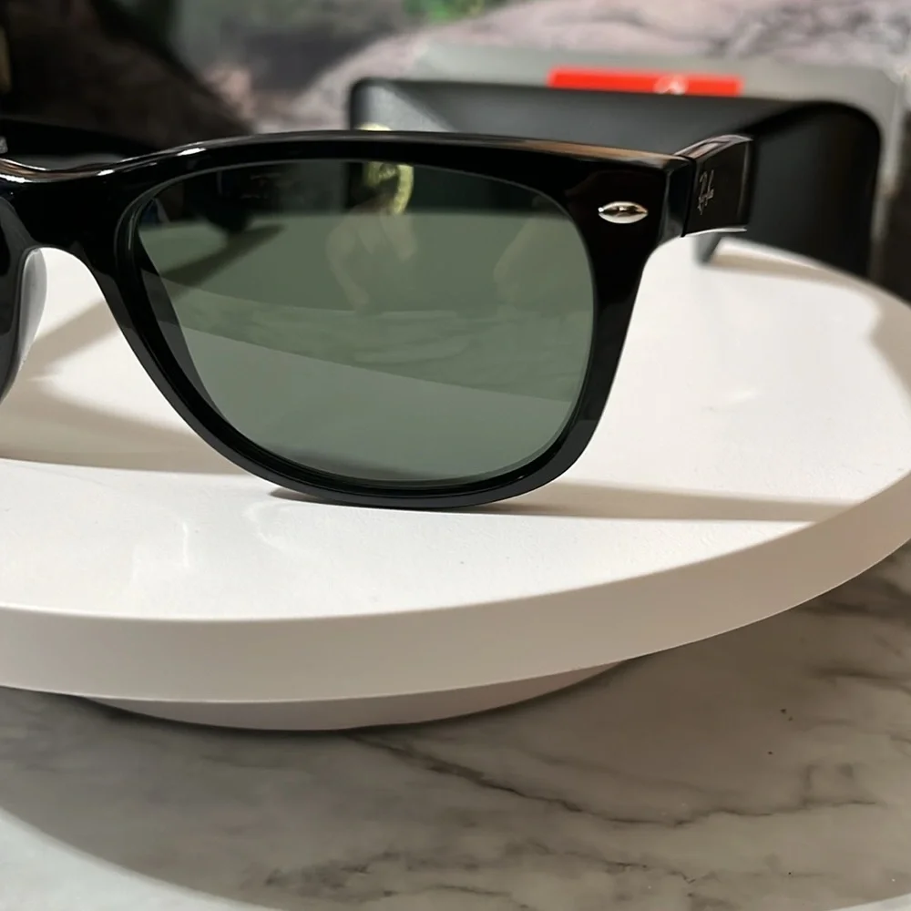 RAY-BAN SUNGLASSES. NEW WITH CASE AND BOX. MADE IN ITALY - Picture 5 of 16